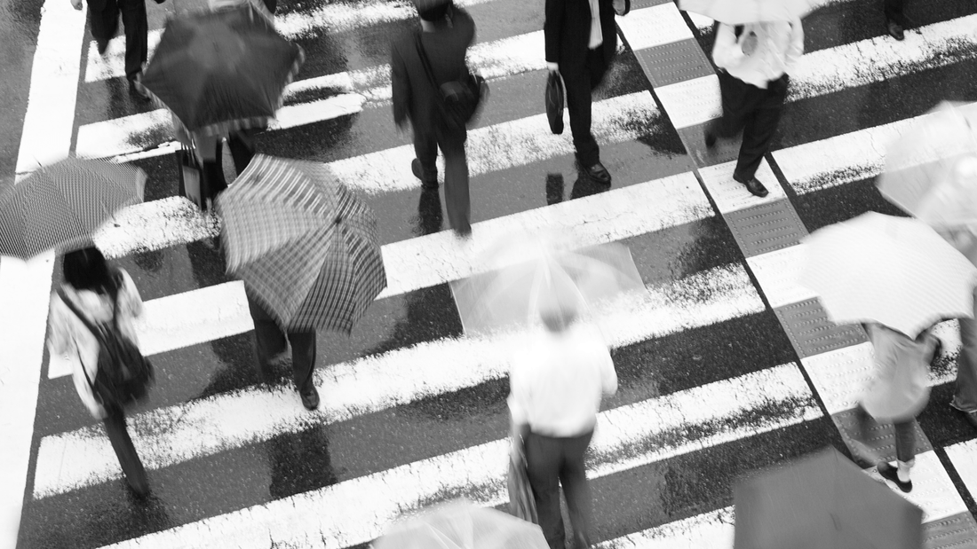 法改正で注目！傘の代わりにレインウェアを選ぶべき理由 - BENQUE-store