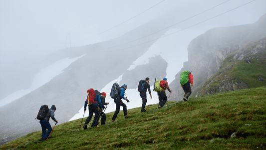 登山初心者必見｜安全性を左右するレインウェアの防水・透湿性能とは - BENQUE-store